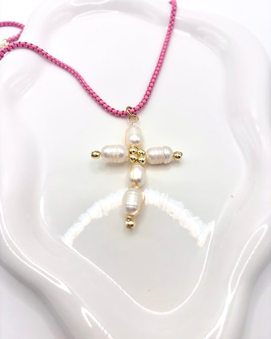 Cruz en Perlas Necklace