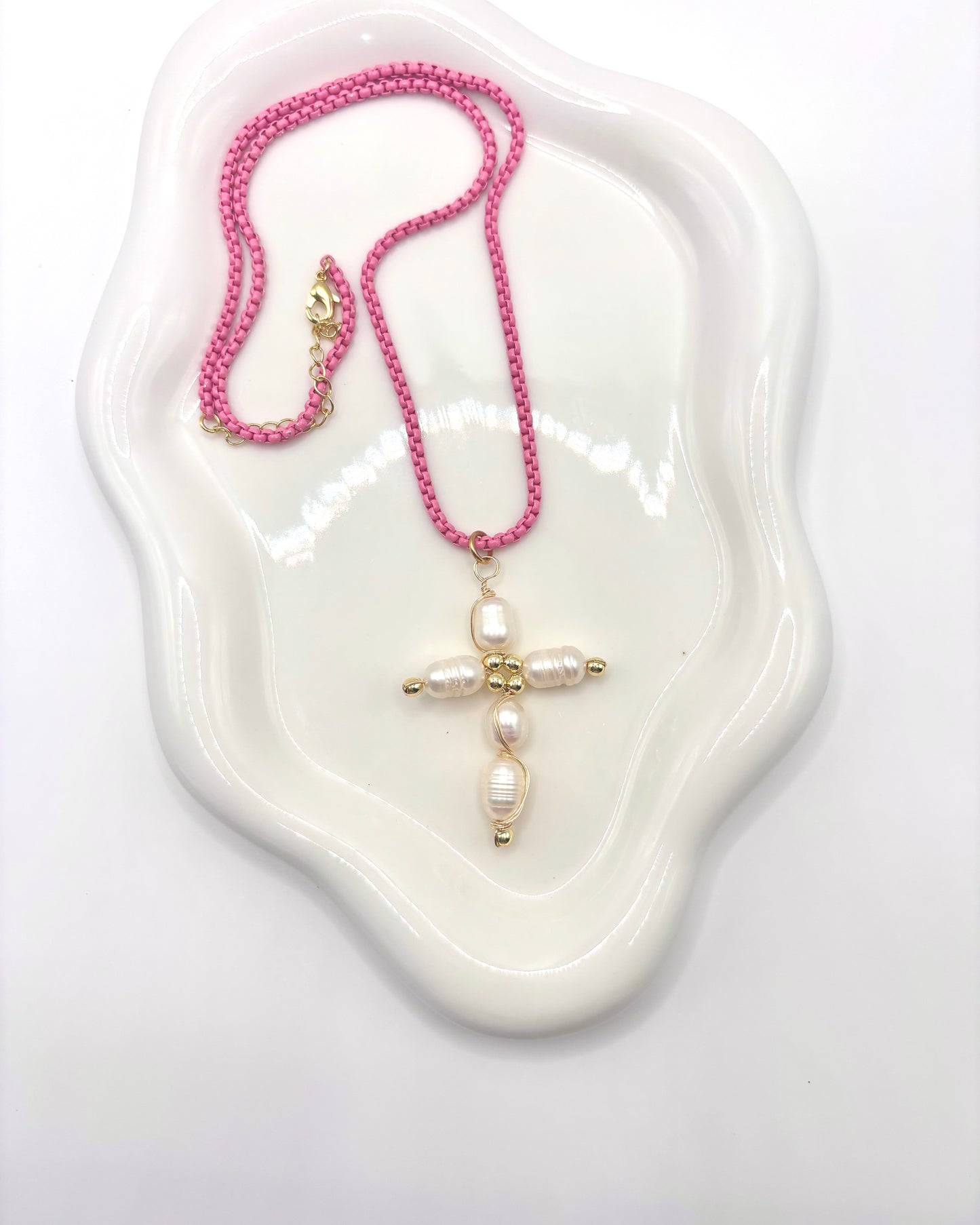 Cruz en Perlas Necklace