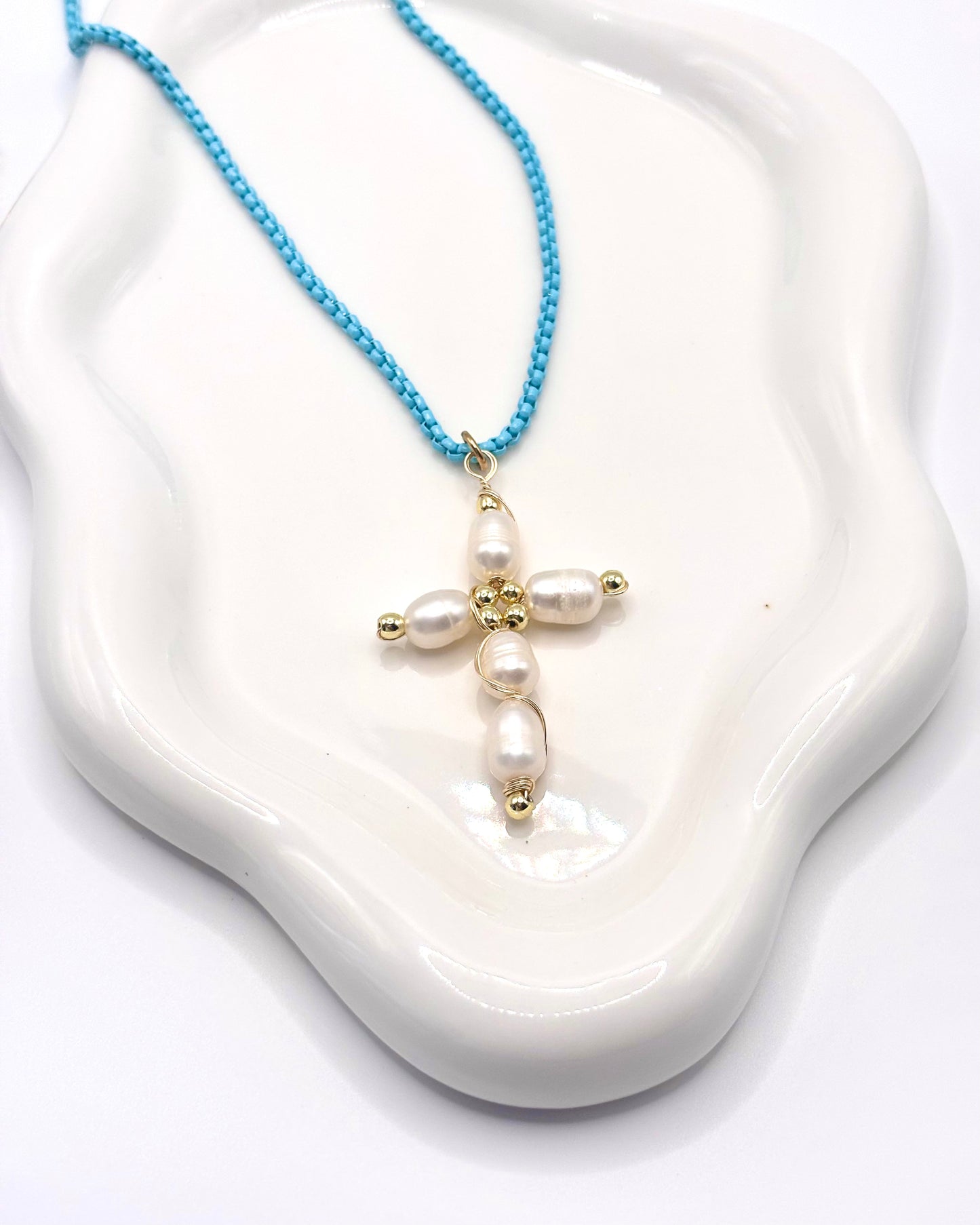 Cruz en Perlas Necklace