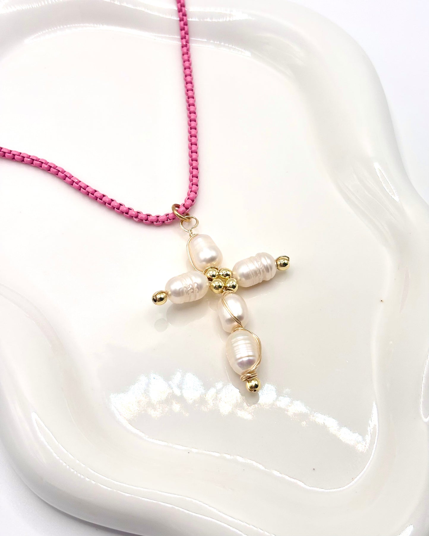 Cruz en Perlas Necklace