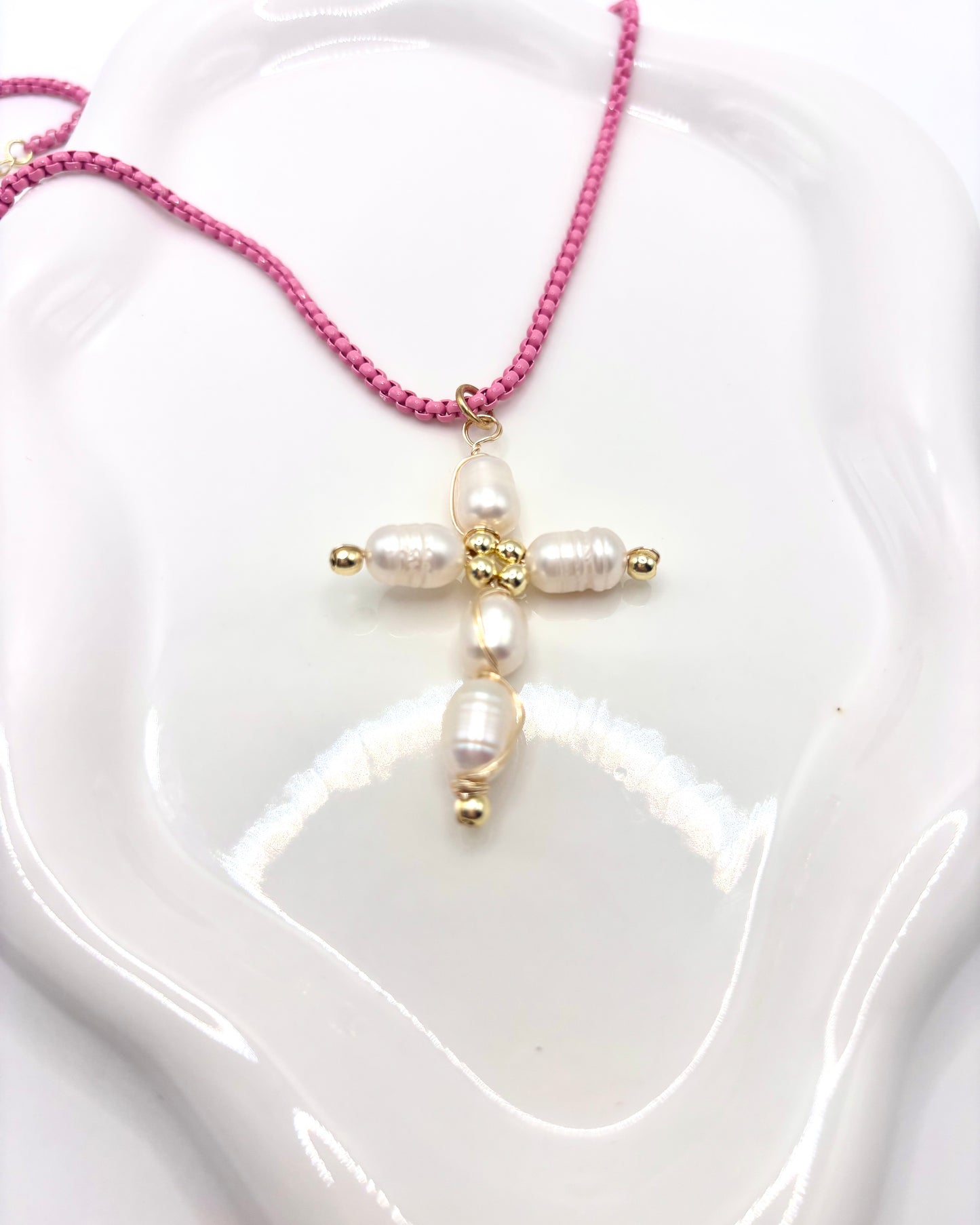 Cruz en Perlas Necklace
